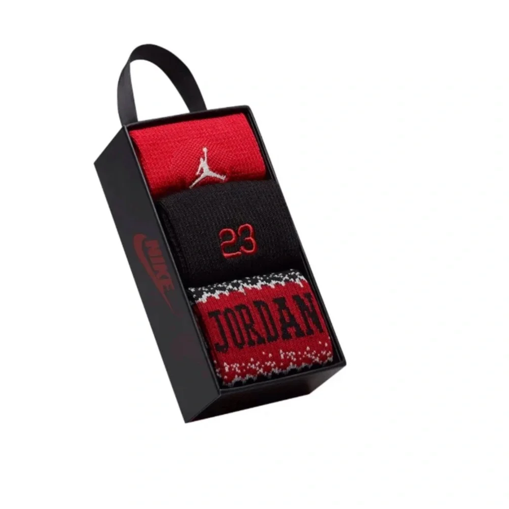 New Nike Air Jordan Boys 3-pack size XS Yth 10C-3Y Holiday Crew Socks Red Black